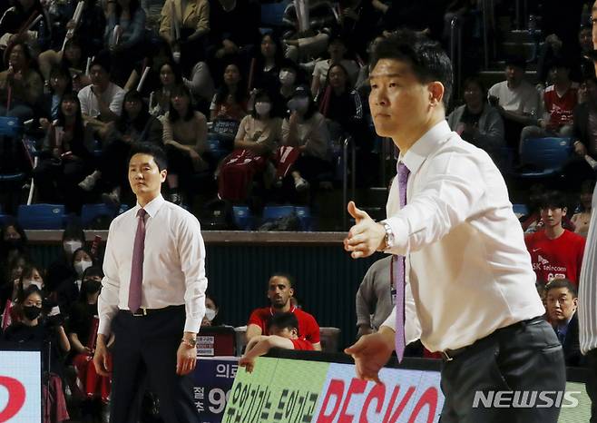 [서울=뉴시스] 고승민 기자 = 18일 서울 잠실학생체육관에서 열린 2022-2023 KBL 플레이오프 4강 서울 SK 나이츠 대 창원 LG 세이커스 경기, 양팀 감독이 재킷을 벗은 채 경기에 몰두하고 있다. 2023.04.18. kkssmm99@newsis.com