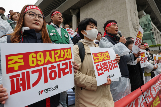 ▲양경수 전국민주노동조합총연맹 위원장이 18일 오전 서울 종로구 세종문화회관 계단에서 열린 정부 노동시간 개편안 폐기 촉구·국민 의견서 전달 기자회견에서 발언하고 있다. 민주노총 조합원들은 기자회견을 마친 뒤 정부에 국민 의견서를 제출했다. ⓒ연합뉴스