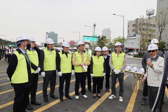 지난 17일 영동1교 현장을 방문해 안전점검을 실시한 서울시의회 도시안전건설위(위원장 송도호)