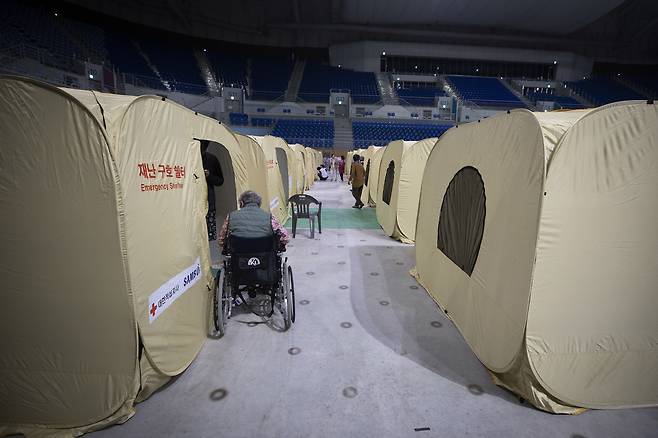 4월11일 오후 강원도 강릉 아이스아레나에 임시대피소가 급히 마련되었다. ⓒ시사IN 이명익