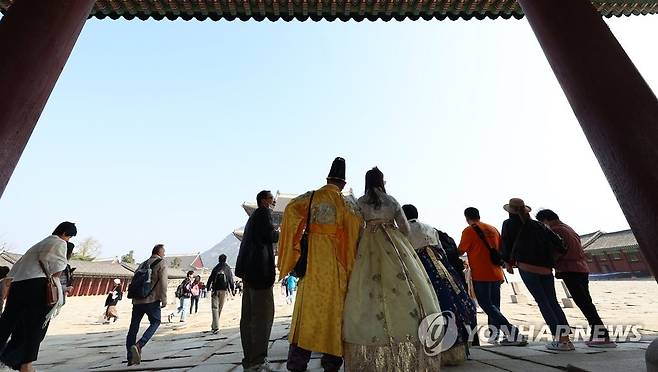 화사한 4월 첫날, 붐비는 경복궁 (서울=연합뉴스) 김도훈 기자 = 전국적으로 완연한 봄 날씨를 보인 1일 오전 서울 경복궁이 관광객들로 붐비고 있다. 2023.4.1 superdoo82@yna.co.kr