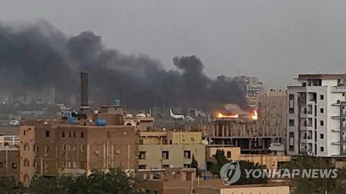 검은 연기 피어오르는 수단 하르툼 국제공항 [소셜미디어 비디오 캡처 via 로이터 연합뉴스, 재판매 및 DB 금지]