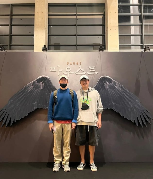 Actor Son Seokgu has begun to cherish Park Hae-soo, who pretended to be a cultural life.Son Seokgu posted several photos on the 18th, along with the article # Faust # Seaweed # Magog Outing # Cultural Life.In the public photos, Son Seokgu and Hyun Bong-sik went to see Play Faust. The two are taking pictures in front of Faust Photo Zone.Son Seokgu watched Faust for the sake of Park Hae-soo. Faust starring Park Hae-soo is a play that reinterprets the play completed by Johann Wolfgang von Goethe in Germany over 60 years.Fausts actions and choices, which are not perfect, suggest direction and inspiration for imperfect life.Son Seokgu appears in the movie Commentary Unit (Gaze, Director Ahn Kuk-jin).