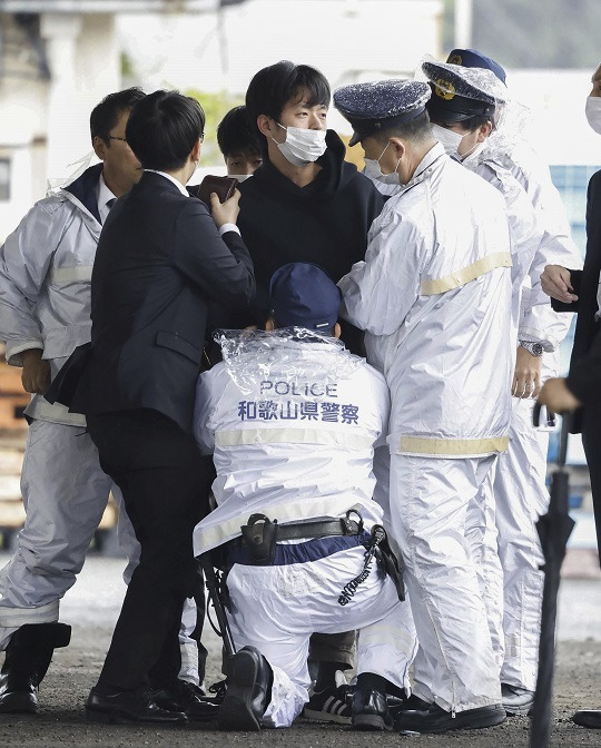 지난 15일 일본 와카야마현 와카야마시 사이카자키 항구에서 연설 앞둔 기시다 총리에게 폭발물을 던진 혐의로 체포되는 용의자 기무라 모습. (출처=뉴시스)