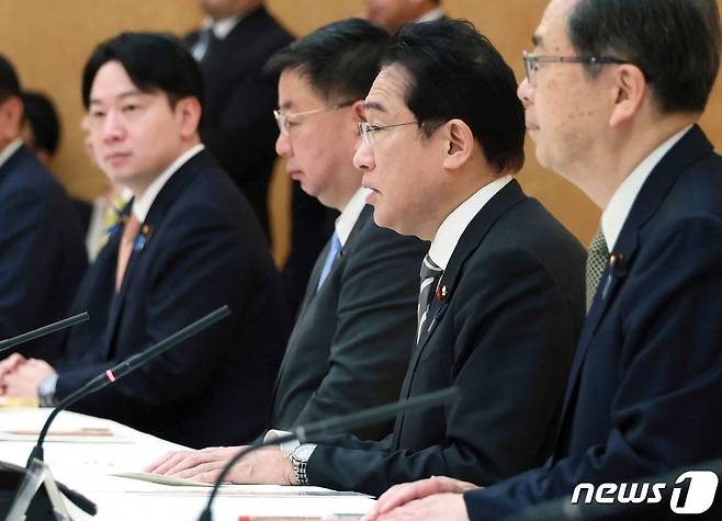 기시다 후미오 일본 총리가 14일 (현지시간) 도쿄 총리 관저에서 카지노 등 통합형 리조트 유치 회의에 참석을 하고 있다. ⓒ AFP=뉴스1 ⓒ News1 우동명 기자