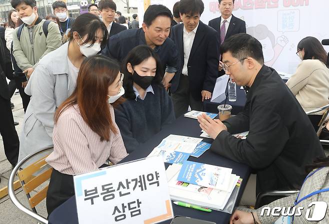 원희룡 국토교통부 장관이 지난 2월23일 오후 서울 종로구 청계천 관통교 인근에서 열린 청년 전세사기 예방 현장 캠페인에 참석해 시민들의 부동산 계약 관련 상담을 경청하고 있다. 2023.3.23/뉴스1 ⓒ News1 임세영 기자