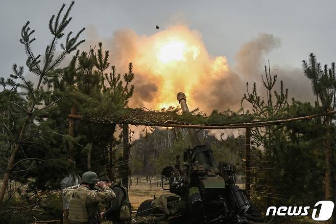 우크라이나군 TRF-1 155mm 견인포 발사. ⓒ AFP=뉴스1