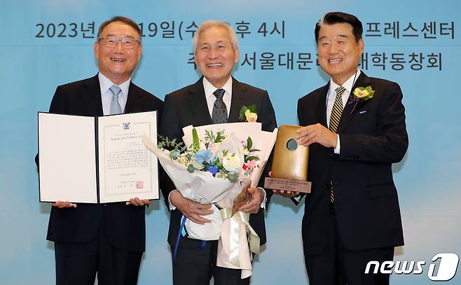 19일 서울 중구 프레스센터에서 열린 제4회 4.19 민주평화상 시상식에서 수상자로 선정된 배우 안성기가 기념촬영을 하고 있다. 왼쪽부터 김인규 서울대 문리대 동창회장, 안 배우, 김종섭 총동창회장. 2023.4.19/뉴스1 ⓒ News1 이동해 기자