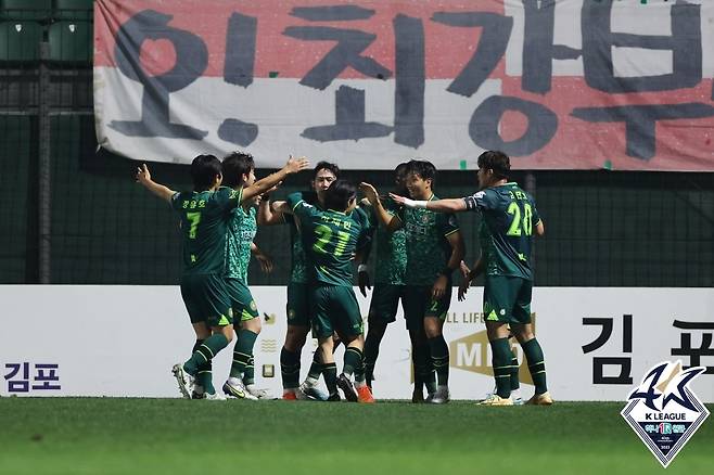 부산을 꺾은 김포 선수들(한국프로축구연맹 제공)