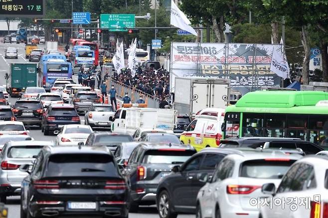 민주노총 공공운수노조 화물연대가 18일 서울 강남구 하이트진로 본사 앞에서 하이트진로 집단해고 및 손배소송 철회 촉구 집회를 열고 있다. 주변 도로가 차량들로 정체를 빚고 있다. /문호남 기자 munonam@