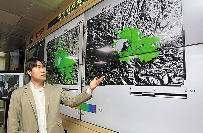 지난 11일 기상청 국가지진화산종합상황실에서 이하성 기상연구사가 위성 영상을 활용해 백두산의 지표 변위를 비교 설명하고 있다. /고운호 기자