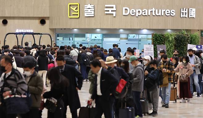 공항 출국장이 여행객들로 북적이고 있다./뉴스1