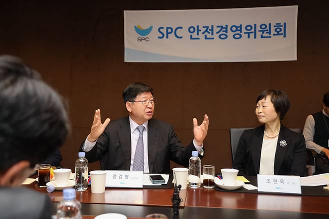 지난 18일 서울 서초구 SPC 양재사옥에서 열린 SPC 안전경영위원회 5차 정기회의 참석한 정갑영 안전경영위원장(왼쪽)과 조현욱 위원. /SPC제공