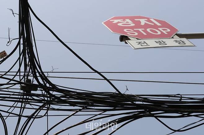 서울시내 골목에 늘어선 전깃줄.ⓒ뉴시스