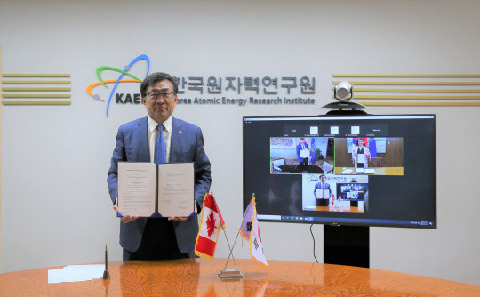 주한규 원자력연 원장이 캐나다 앨버타 주와 '스마트를 포함한 SMR을 탄소 감축에 활용하기 위한 상호협력 협약'을 온라인 비대면으로 체결하고 기념촬영을 하고 있다.     원자력연 제공