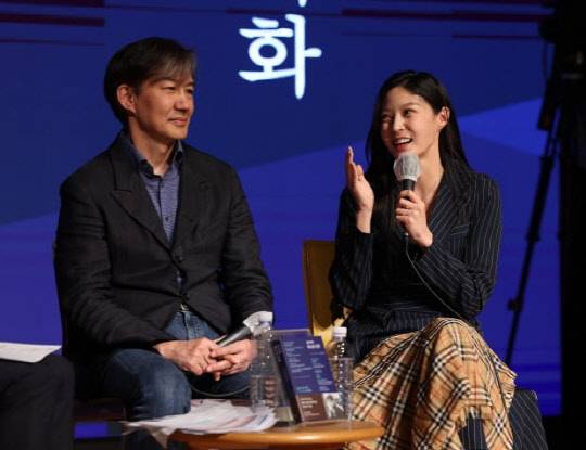 조국 전 법무부 장관과 딸 조민씨가 11일 오후 부산 해운대구 쿠무다 콘서트홀에서 열린 '조국의 법고전 산책 저자와의 대화'에서 팬이 선물한 롯데자이언츠 유니폼을 입고 있다. <연합뉴스>