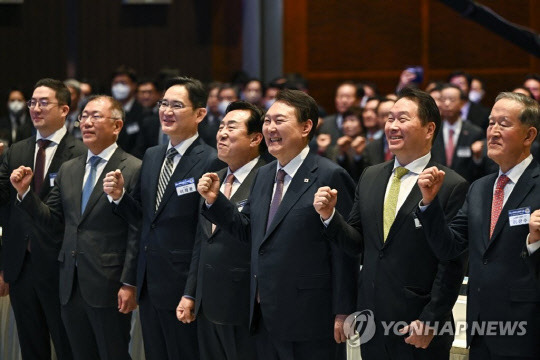 지난 1월 2일 오후 서울 강남구 코엑스에서 열린 2023 경제계 신년인사회에서 윤석열 대통령과 기업인들이 기념촬영을 하고 있다. 연합뉴스