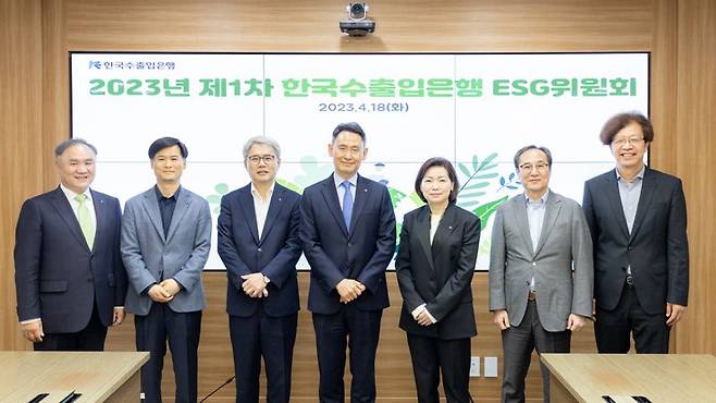 한국수출입은행이 18일 여의도 본점에서 ESG 주요 현안들을 다룬 ESG위원회를 개최했다. 왼쪽부터 김종철 감사, 김인수 자문위원, 윤희성 행장, 허장 사외이사, 남혜정 사외이사, 신진영 자문위원, 조경진 자문위원. 사진=수출입은행 제공.