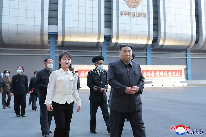 김정은 북한 국무위원장이 지난 18일 국가우주개발국을 현지지도했다고 조선중앙통신이 19일 보도했다. 공개된 사진을 보면 김 위원장의 딸 주애도 함께 참석한 모습이 확인됐다.  연합뉴스