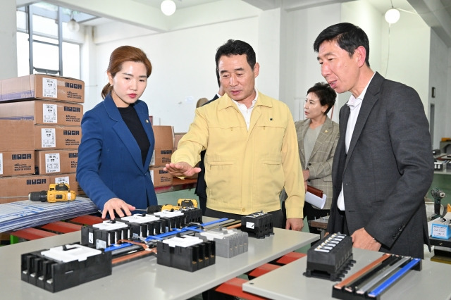 백영현(가운데) 포천시장이 지난 18일 지역 내 기업인 한양기전을 방문제 생산 제품을 살피고 있다. 포천시 제공