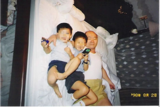 전두환 전 대통령 손자 전 모씨가 14일 SNS에 올린 게시물로 전두환 전 대통령과 손자들의 모습이 담겨있다. <자료=전 모씨 SNS>