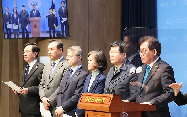 더불어민주당 유기홍 의원 등 민주당 의원들이 20일 국회 소통관에서 ‘전두환 일가 은닉재산 환수를 위한 전두환 추징3법 통과 촉구 기자회견’을 하고 있다. 오른쪽부터 유기홍·설훈·강민정·민형배·이형석·윤영덕 의원. 2023.3.20 [출처=연합뉴스]