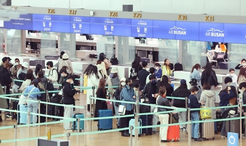 인천국제공항 1터미널 출국장에서 이용객들이 출국 수속을 밟고 있는 모습. [사진 출처 = 연합뉴스]