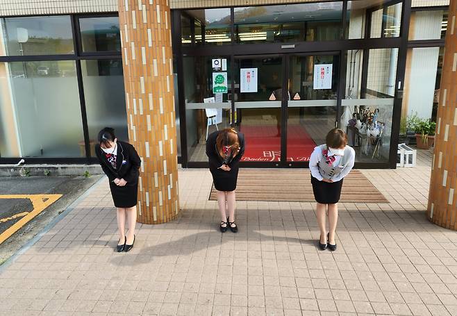 한국관광객 버스가 사라질때 까지 문앞에 나와 작별인사를 하는 도야마현 바텐 아케비호텔 임직원들