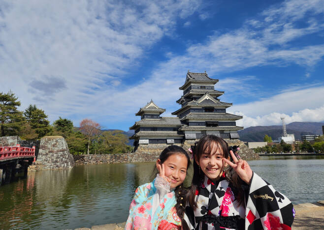 마츠모토성에 놀러온 어린이들이 한국인 관광객들에게 포즈를 취해주고 있다.