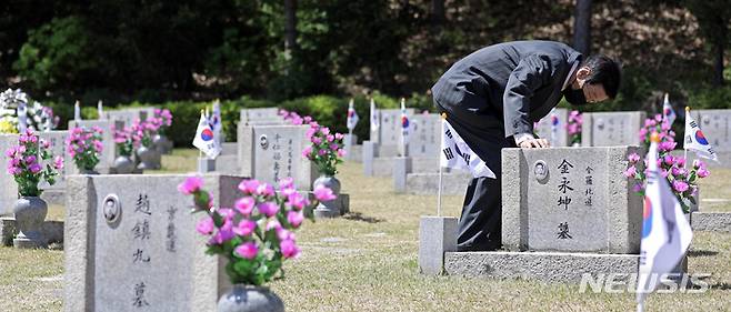 [서울=뉴시스] 김금보 기자 = 4.19혁명 63주년인 19일 서울 강북구 4.19민주묘지를 찾은 유가족이 고인을 추모하고 있다. 2023.04.19. kgb@newsis.com