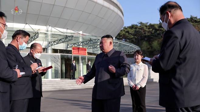 북한은 김정은 국무위원장이 18일 국가우주개발국을 현지 지도하고 군사정찰위성 발사 준비를 독려했다고 밝혔다. 연합뉴스