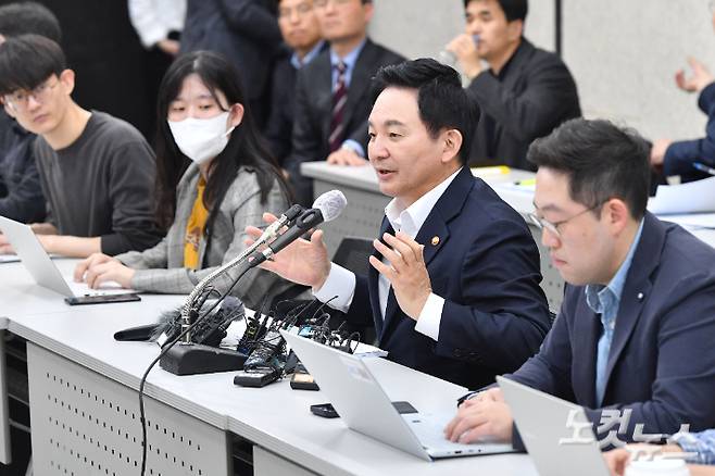 원희룡 국토교통부 장관이 19일 오후 서울역에서 기자간담회를 열고 전세 사기 관련 세부 대책을 발표하고 있다. 류영주 기자