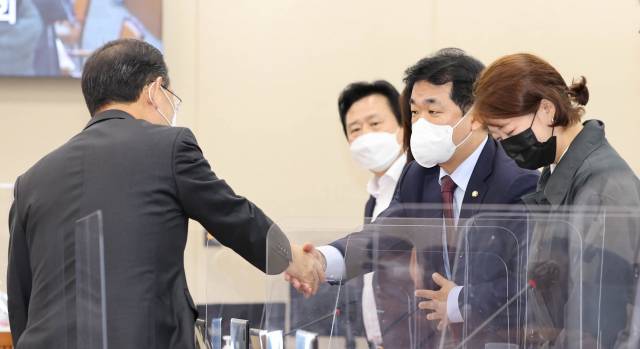 ▲지난해 11월 주호영 연금개혁특위 위원장이 국회에서 열린 연금개혁특위 2차 회의에서 국민의힘 배준영 의원 등 여당 의원들과 인사하고 있다. ⓒ연합뉴스