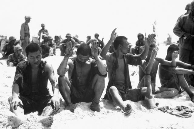 ▲ 태평양 중부 타라와 섬에서 미군 포로가 된 일본군. 일부 지역에선 전투를 앞두고 섬 주민들을 퇴거시켜도 '위안부'를 붙잡아 두고 성노예로 학대했다. ⒸU.S.Navy