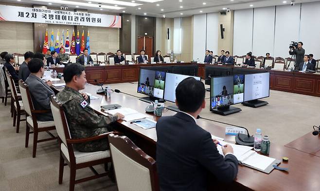 신범철 국방부 차관이 19일 서울 용산구 국방부 대회의실에서 제2차 국방데이터관리위원회를 개최, 국방 데이터의 체계적 구축과 활용을 위한 정책 방향을 논의하고 있다. 연합뉴스, 사진=국방일보 제공