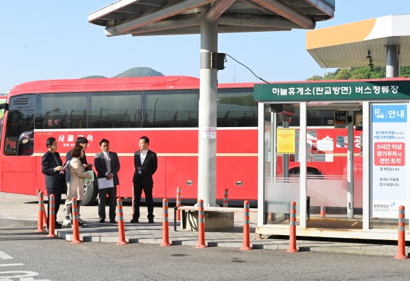 오후석 경기도 행정2부지사가 도민들의 광역버스 출근길 불편 해소를 위해 19일 시흥시 하늘 휴게소(판교 방향) 정류소를 찾아 도민들의 의견을 듣고 있다.  경기도 제공