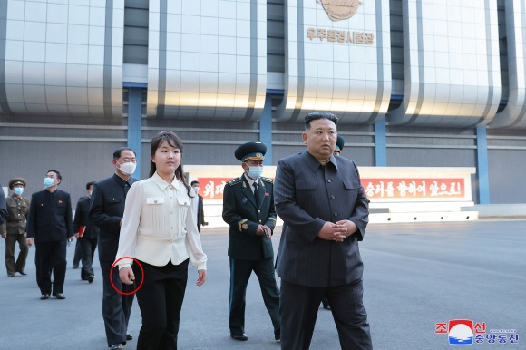 북한 김정은 국무위원장이 딸 김주애와 함께 지난 18일 국가우주개발국을 현지지도했다고 조선중앙통신이 19일 보도했다. 조선중앙통신이 공개한 사진을 보면 김주애가 오른손에 성냥갑을 손에 쥐고 있다.   조선중앙통신 연합뉴스