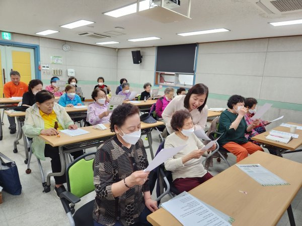 경륜경정 장외지점인 수원지점에서 실버레크리에이션 강좌가 진행되고 있다.