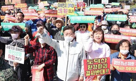 광명시민 500여 명이 구로차량기지 광명 이전을 반대하는 인간 띠 잇기 행진 모습. 사진제공｜광명시