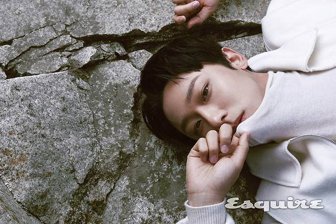 Actor Lee Do-hyun, who proved his worth as a leading actor in the Netflix drama The Glory, decorated the cover of the fashion magazine.Lee Do-hyun, in a fashion magazine published on the 19th, boasted his charm in a rough outdoors that reminded him of the surface of an alien planet.Lee Do-hyun said in an interview after shooting the picture, I want to do really well, but I can not do it every time I do my work.He said, I practiced until 5 am the day before, but I was frustrated because I could not spit out the ambassador at the first shooting scene. I told Ra Mi-ran about this story and said, I should rest without thinking about it. .I realized that if I hold my feelings too tightly in my hand, I will burst. I loosened it loosely. I heard Ra Mi-rans words that I had to catch it again.Lee Do-hyun will appear as the son of Ra Mi-ran in the  ⁇ Bad Mother ⁇ , which will be released on the 26th.(Ra Mi-ran) and his son Lee Do-hyun, who became a child in an unexpected accident, are looking for lost happiness.Lee Do-hyun seems to have a charm that contrasts with the cold images shown by Kang Ho during his test and the fresh images of Kang Ho who returned to his childhood. The story of  ⁇  Mother and son, the story of Jouri village people, The story of the story will be interesting without a bore.Lee Do-hyuns cover of the fashion magazine  ⁇  Esquire  ⁇  May issue can also be found on the homepage.