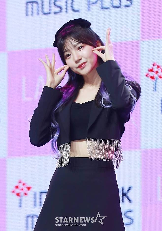 걸그룹 라붐 해인이 3일 오후 서울 용산구 블루스퀘어에서 진행된 미니 앨범 3집 '블라썸'(BLOSSOM) 발매기념 쇼케이스에 앞서 포즈를 취하고 있다.  이번 앨범은 타이틀곡 '키스 키스'(Kiss Kiss)를 비롯해 '얼마나 좋을까', '똑같잖아', '러브 온 유(Love On You)' 등총 4곡이 수록됐다. /2021.11.03 /사진=이동훈 기자 photoguy@