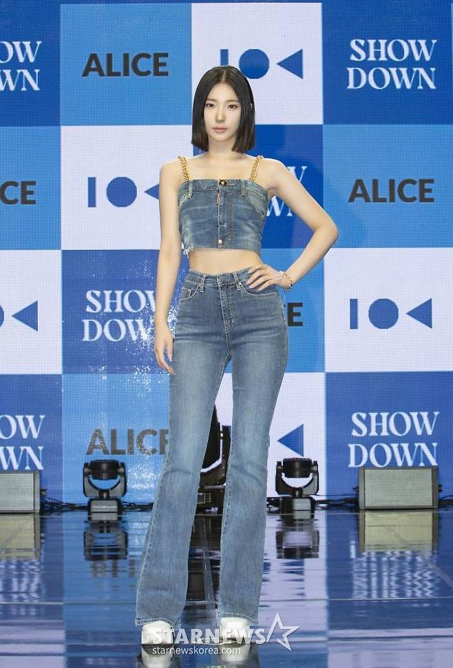 걸그룹 앨리스(ALICE) 소희가 19일 오후 서울 강남구 일지아트홀에서 진행된 두번째 싱글앨범 'SHOW DOWN' 발매기념 쇼케이스에서 포즈를 취하고 있다.  이번 앨범에는 파워풀한 리듬이 돋보이는 EDM 장르의 묵직한 베이스와 그루브함을 동시에 느낄수 있는 동명의 타이틀곡 'SHOW DOWN'이 수록됐다. /사진제공=아이오케이컴퍼니 2023.04.19 /사진=이동훈 기자 photoguy@