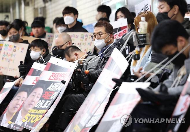 선전전 펼치는 전장연 (서울=연합뉴스) 김도훈 기자 = 장애인의 날을 하루 앞둔 19일 오전 전국장애인차별철폐연대(전장연) 관계자들이 서울 종로구 지하철 4호선 혜화역 승강장에서 장애인 권리 예산을 촉구하는 선전전을 펼치고 있다. 2023.4.19 superdoo82@yna.co.kr