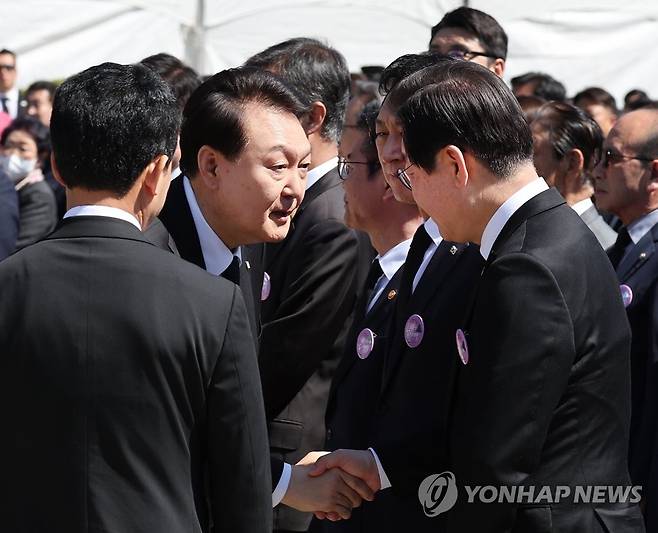 이재명 대표와 악수하는 윤 대통령 (서울=연합뉴스) 임헌정 기자 = 윤석열 대통령이 19일 서울 강북구 수유동 국립4·19민주묘지에서 열린 제63주년 4·19혁명 기념식에서 더불어민주당 이재명 대표와 악수하고 있다. 2023.4.19 kane@yna.co.kr