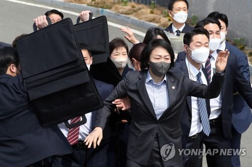 박근혜 전 대통령 보호하는 경호원들 지난해 3월 박근혜 전 대통령이 대구 달성군 사저에 도착해 대국민 담화문을 밝히던 중 갑자기 소주병이 날아들자 경호원들이 가방을 방패처럼 펴 박 전 대통령을 보호하는 모습. [연합뉴스 자료사진]