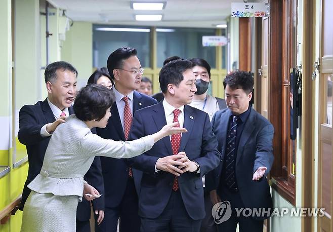 한빛맹학교 찾은 김기현 대표 (서울=연합뉴스) 홍해인 기자 = 국민의힘 김기현 대표가 19일 오후 서울 강북구 사회복지법인 한빛재단이 운영하는 한빛맹학교를 찾아 교실을 둘러보고 있다. 2023.4.19 hihong@yna.co.kr