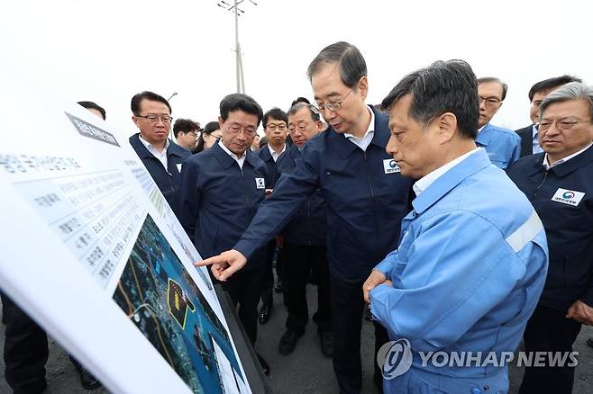 동호안 투자현황 및 활용계획 살피는 한덕수 총리 (광양=연합뉴스) 김주형 기자 = 한덕수 국무총리가 19일 오후 지역투자 애로 기업 현장방문으로 전남 광양시 포스코 광양제철소를 찾아 동호안 투자현황 및 활용계획을 살펴보고 있다. 2023.4.19 kjhpress@yna.co.kr