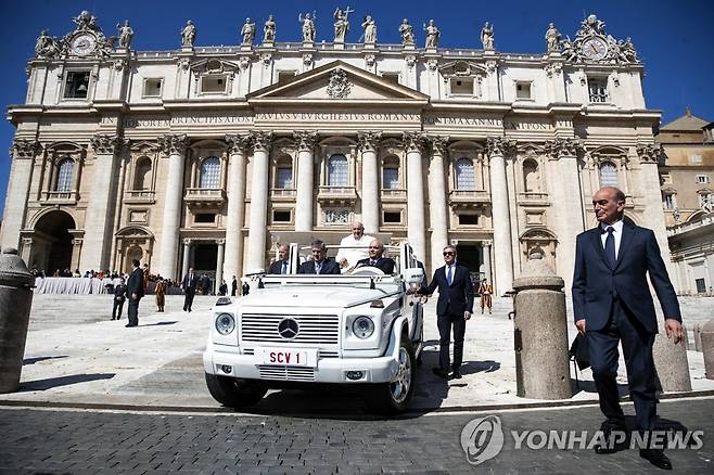 프란치스코 교황 (바티칸 EPA=연합뉴스) 프란치스코 교황이 19일(현지시간) 바티칸 성 베드로 광장에서 수요 일반알현에 앞서 신자들에게 인사하기 위해 교황 전용차를 타고 광장을 돌고 있다. 2023.04.19. photo@yna.co.kr