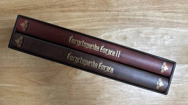 - 2권이 보관 케이스에 담겨 있어 개별 비닐 포장 처리는 되지 않았다