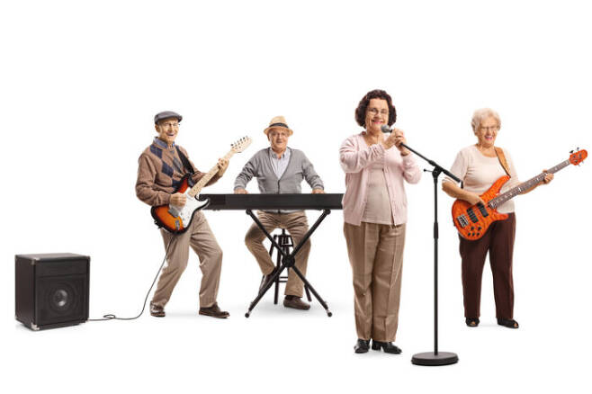 음악이 노화로 인한 인지 저하를 막는데 긍정적인 영향을 미칠 수 있음을 시사하는 연구 결과가 나왔다. [사진=게티이미지뱅크]